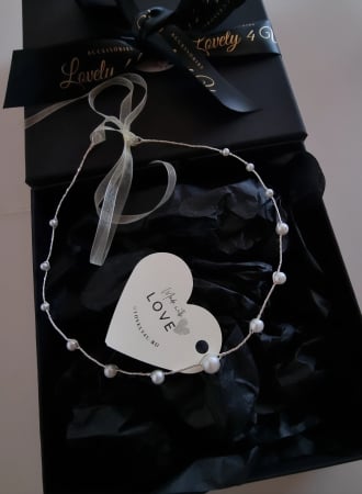 bentiță mireasă, bentiță cu perle, bentiță handmade, accesoriu păr mireasă, bentiță mireasă discretă, bentiță mireasă ivory, bentiță mireasă argint, bentiță mireasă aurie, bentiță mireasă rose-gold, bentiță păr împletituri, bentiță păr coc, bentiță mireasă flexibilă, bentiță personalizată mireasă, accesorii păr nuntă, accesorii păr handmade, bijuterii mireasă România, Lovely 4 U bentiță, bentiță mireasă elegantă, bentiță mireasă simplă, bentiță mireasă rafinată, [4]