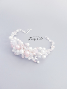 Brățară mireasă Romelia - Eleganță handmade cu perle și cristale    Descoperă brățara handmade Romelia, un accesoriu elegant și rafinat, realizat manual din perle albe și roz, cristale delicate și fir placat cu argint 925. Perfectă pentru mirese, nașe, domnișoare de onoare sau cununii civile. O bijuterie unicat Lovely 4 U, creată cu dragoste și atenție la detalii. [10]