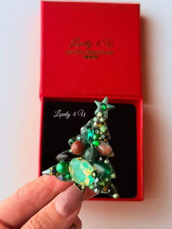 Broșă handmade Brad de Crăciun, Bijuterie unicat Lovely 4 U, broșă cu pietre prețioase Jasp Jad Granat, bijuterie de Crăciun, cadou elegant femei, accesorii handmade România, believe in yourself [4]