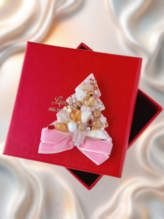 IDEI CADOURI DE CRACIUN - SET ACCESORII , BIJUTERII, BROSE PENTRU CRACIUN - Broșă handmade „Brad Happy Christmas” – bijuterie elegantă cu pietre semiprețioase citrin, piatra lunii, jad, cuarț roz, jasp, piatra soarelui și cameol – model unicat Lovely 4 U.