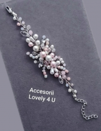 Brățară mireasă Romelia - Eleganță handmade cu perle și cristale    Descoperă brățara handmade Romelia, un accesoriu elegant și rafinat, realizat manual din perle albe și roz, cristale delicate și fir placat cu argint 925. Perfectă pentru mirese, nașe, domnișoare de onoare sau cununii civile. O bijuterie unicat Lovely 4 U, creată cu dragoste și atenție la detalii. [4]