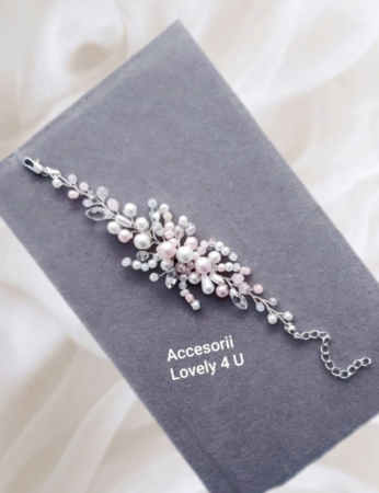 Brățară mireasă Romelia - Eleganță handmade cu perle și cristale    Descoperă brățara handmade Romelia, un accesoriu elegant și rafinat, realizat manual din perle albe și roz, cristale delicate și fir placat cu argint 925. Perfectă pentru mirese, nașe, domnișoare de onoare sau cununii civile. O bijuterie unicat Lovely 4 U, creată cu dragoste și atenție la detalii.