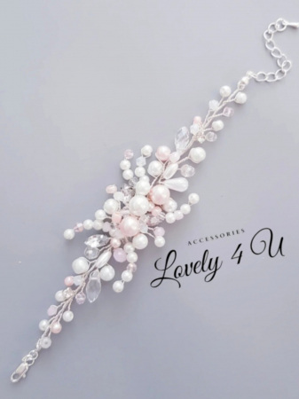 Brățară mireasă Romelia - Eleganță handmade cu perle și cristale    Descoperă brățara handmade Romelia, un accesoriu elegant și rafinat, realizat manual din perle albe și roz, cristale delicate și fir placat cu argint 925. Perfectă pentru mirese, nașe, domnișoare de onoare sau cununii civile. O bijuterie unicat Lovely 4 U, creată cu dragoste și atenție la detalii. [7]