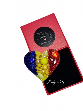 Broșă inimă tricoloră - Idei cadou 1 Decembrie, accesoriu tricolor, insigna steagul romaniei, bijuterii steagul romaniei, set accesorii tricolore steagul romaniei, cercei ,  Set broșă și colier - bijuterii tricolor steagul romaniei, ziua nationala a romaniei, 1 decembrie, cadou 1 decembrie, cadou pentru doamne 1 decembrie, idei cadouri ziua nationala a romananiei, accesorii lovely 4 u, 1 decembrie accesorii [1]