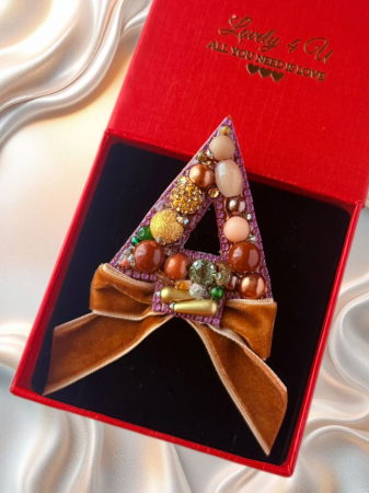 IDEI CADOURI DE CRACIUN - SET ACCESORII , BIJUTERII, BROSE PENTRU CRACIUN - Broșă brad  de crăciun mov-maro, brosa bradut handmade cu pietre cameol, jad verde, unakit, perle, cristale, idei cadou unicat, mesaj pe verso : Believe in yourself, You are beautiful