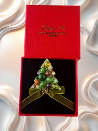 BROSE - CADOURI - BIJUTERII - Broșă Brad de Crăciun unicat cu jad, jasp, granat, citrin, piatra lunii și catifea verde – Lovely 4 U