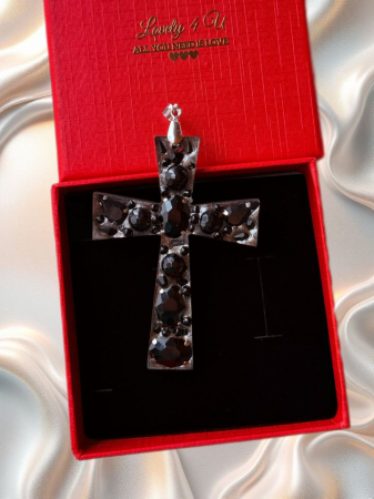 IDEI CADOURI DE CRACIUN - SET ACCESORII , BIJUTERII, BROSE PENTRU CRACIUN - Broșă cruce  cu cristale onix - bijuterii handmade brosa și colier cruce, mesaj pe verso: BELIEVE IN YOURSELF