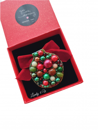 IDEI CADOURI DE CRACIUN - SET ACCESORII , BIJUTERII, BROSE PENTRU CRACIUN - brosa de iarna cu pietre colorate, brose colorate, brose craciun, brose cu pietre naturale, brose handmade, brose handmade colorate de craciun, brose pietre semipretioase, glob de craciun, catifea neagra, perle, accesorii lovely 4 u cadouri copii craciun, cadouri craciun, cadouri de cra