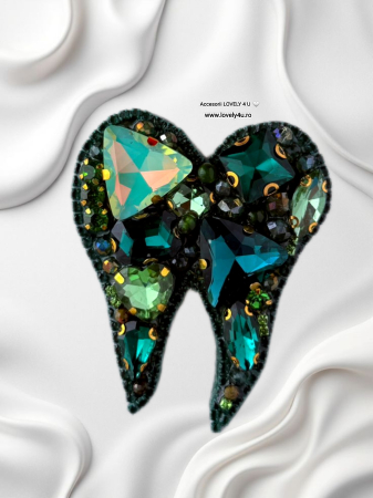 BROSE - CADOURI - BIJUTERII - Broșă handmade Dinte – Bijuterie unicat Lovely 4 U cu pietre semiprețioase Jad și Unakit, realizată manual în România