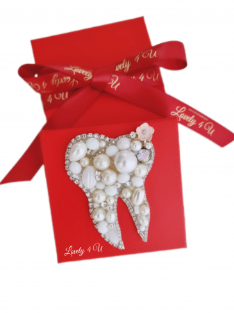 IDEI CADOURI DE CRACIUN - SET ACCESORII , BIJUTERII, BROSE PENTRU CRACIUN - Broșă dințișor, broșă handmade Lovely 4 U, Broșă dinte, Accesorii handmade Lovely 4 U, idei cadou pentru Crăciun, idei cadouri 1 martie, idei cadouri 8 martie, idei cadouri pentru stomatolog, idei cadouri pentru doctor stomatolog, accesorii dinte, accesorii in forma de dinte, Dințișor cu perle handmade, bijuterii dinte