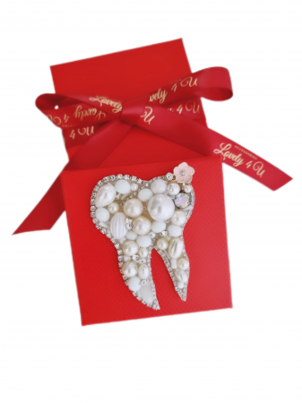 Broșă dințișor, broșă handmade Lovely 4 U, Broșă dinte, Accesorii handmade Lovely 4 U, idei cadou pentru Crăciun, idei cadouri 1 martie, idei cadouri 8 martie, idei cadouri pentru stomatolog, idei cadouri pentru doctor stomatolog, accesorii dinte, accesorii in forma de dinte, Dințișor cu perle handmade, bijuterii dinte [2]