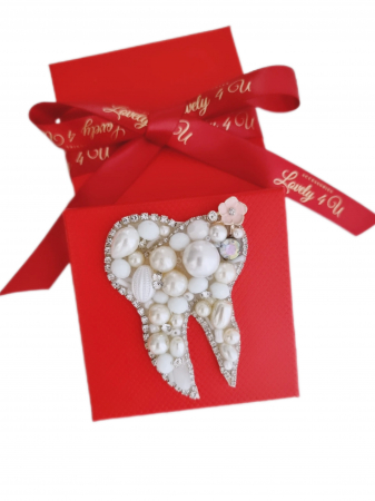 Broșă dințișor, broșă handmade Lovely 4 U, Broșă dinte, Accesorii handmade Lovely 4 U, idei cadou pentru Crăciun, idei cadouri 1 martie, idei cadouri 8 martie, idei cadouri pentru stomatolog, idei cadouri pentru doctor stomatolog, accesorii dinte, accesorii in forma de dinte, Dințișor cu perle handmade, bijuterii dinte [1]