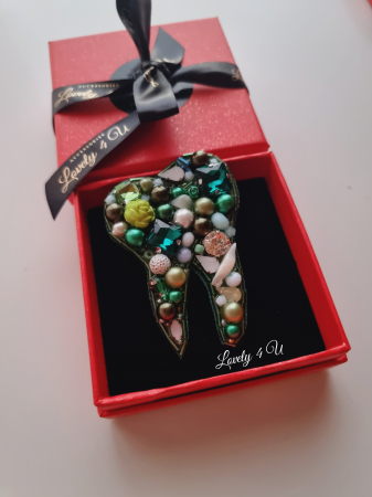 Broșă dințișor, broșă handmade Lovely 4 U, Broșă dinte, Accesorii handmade Lovely 4 U, idei cadou pentru Crăciun, idei cadouri 1 martie, idei cadouri 8 martie, idei cadouri pentru stomatolog, idei cadouri pentru doctor stomatolog, accesorii dinte, accesorii in forma de dinte, Dințișor cu perle handmade, bijuterii dinte [2]