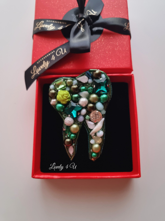 Broșă dințișor, broșă handmade Lovely 4 U, Broșă dinte, Accesorii handmade Lovely 4 U, idei cadou pentru Crăciun, idei cadouri 1 martie, idei cadouri 8 martie, idei cadouri pentru stomatolog, idei cadouri pentru doctor stomatolog, accesorii dinte, accesorii in forma de dinte, Dințișor cu perle handmade, bijuterii dinte [1]