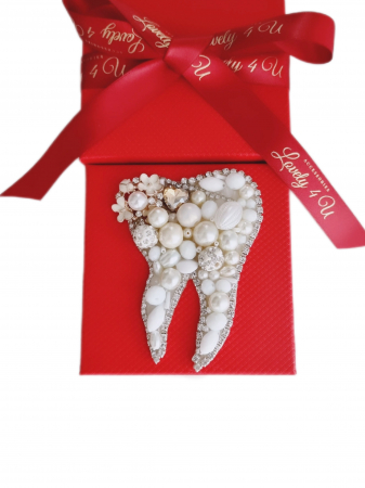 Broșă dințișor, broșă handmade Lovely 4 U, Broșă dinte, Accesorii handmade Lovely 4 U, idei cadou pentru Crăciun, idei cadouri 1 martie, idei cadouri 8 martie, idei cadouri pentru stomatolog, idei cadouri pentru doctor stomatolog, accesorii dinte, accesorii in forma de dinte, Dințișor cu perle handmade, bijuterii dinte [3]
