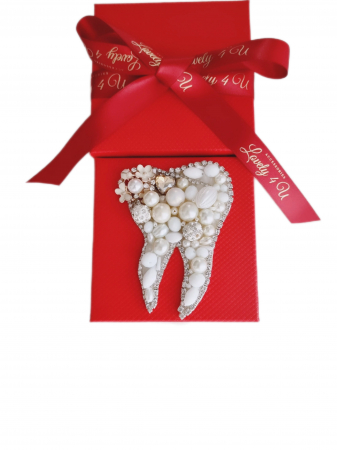 Broșă dințișor, broșă handmade Lovely 4 U, Broșă dinte, Accesorii handmade Lovely 4 U, idei cadou pentru Crăciun, idei cadouri 1 martie, idei cadouri 8 martie, idei cadouri pentru stomatolog, idei cadouri pentru doctor stomatolog, accesorii dinte, accesorii in forma de dinte, Dințișor cu perle handmade, bijuterii dinte [1]