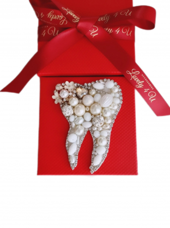 Broșă dințișor, broșă handmade Lovely 4 U, Broșă dinte, Accesorii handmade Lovely 4 U, idei cadou pentru Crăciun, idei cadouri 1 martie, idei cadouri 8 martie, idei cadouri pentru stomatolog, idei cadouri pentru doctor stomatolog, accesorii dinte, accesorii in forma de dinte, Dințișor cu perle handmade, bijuterii dinte [4]