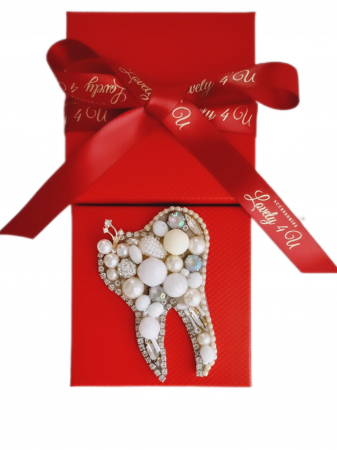 Broșă dințișor, broșă handmade Lovely 4 U, Broșă dinte, Accesorii handmade Lovely 4 U, idei cadou pentru Crăciun, idei cadouri 1 martie, idei cadouri 8 martie, idei cadouri pentru stomatolog, idei cadouri pentru doctor stomatolog, accesorii dinte, accesorii in forma de dinte, Dințișor cu perle handmade, bijuterii dinte [1]