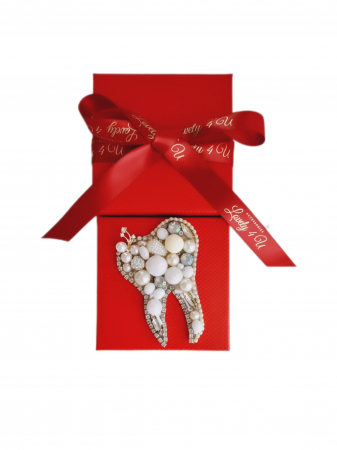 IDEI CADOURI DE CRACIUN - SET ACCESORII , BIJUTERII, BROSE PENTRU CRACIUN - Broșă dințișor, broșă handmade Lovely 4 U, Broșă dinte, Accesorii handmade Lovely 4 U, idei cadou pentru Crăciun, idei cadouri 1 martie, idei cadouri 8 martie, idei cadouri pentru stomatolog, idei cadouri pentru doctor stomatolog, accesorii dinte, accesorii in forma de dinte, Dințișor cu perle handmade, bijuterii dinte