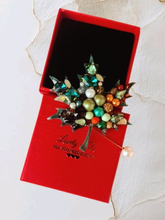 BROSE - CADOURI - BIJUTERII - Broșă handmade frunză elegantă cu perle și pietre semiprețioase – YOU ARE BEAUTIFUL