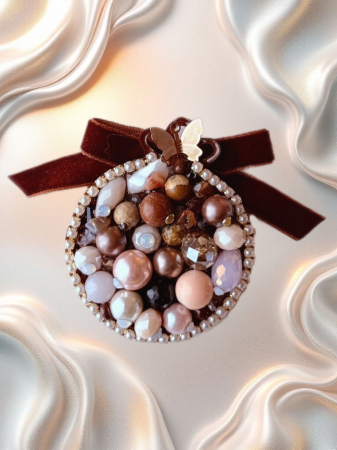 IDEI CADOURI DE CRACIUN - SET ACCESORII , BIJUTERII, BROSE PENTRU CRACIUN - Brosa eleganta glob de Crăciun handmade cu pietre semiprețioase onix, jad, unakit, cameol, cu mesaj pe verso, bijuterie unicat