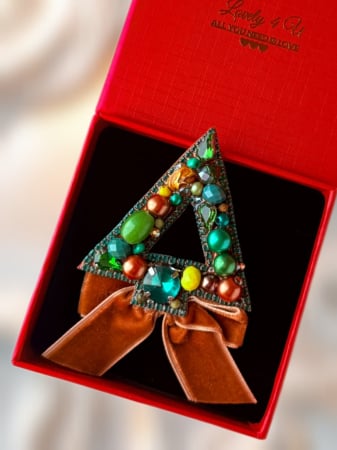 BROSE - CADOURI - BIJUTERII - Broșă elegantă handmade Brad de Crăciun cu pietre semiprețioase Jad și Unakit, cristale și perle – model unicat, cadou cu semnificație | Lovely 4 U