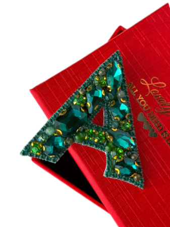 Broșă handmade Litera A – Bijuterie unicat Lovely 4 U cu pietre jad și unakit, perle și cristale, realizată manual în România [2]