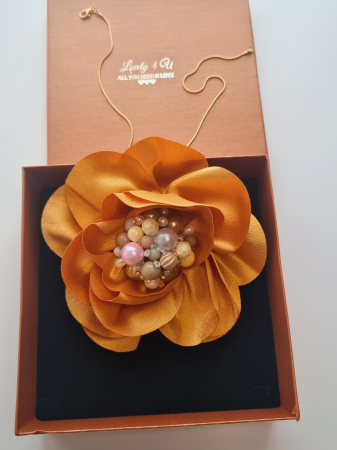 Accesorii LOVELY 4 U, Brosa floare galben textila, Brosa crem floare handmade, Brosa floare neagra, Floare textila mare, ,accesorii camasa, accesorii dama, accesorii elegante, accesorii fashion, accesorii perle, accesoriu de pus la gat, accesoriu elegant, accesoriu fashion. [5]