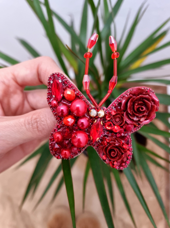 broșă fluture handmade, broșă fluture roșu, broșă elegantă, broșă cu perle, broșă cu cristale, broșă unicat, broșă fashion, broșă statement, bijuterie handmade, broșă cu flori, broșă placată cu aur, broșă femei, cadou elegant, bijuterie unicat, broșă rafinată, broșă cadou, accesorii elegante, accesorii handmade, Lovely 4 U broșe, broșă personalizată, broșă cu mesaj motivațional, bijuterii simbolice, broșă premium, broșă de colecție. [2]