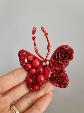 broșă fluture handmade, broșă fluture roșu, broșă elegantă, broșă cu perle, broșă cu cristale, broșă unicat, broșă fashion, broșă statement, bijuterie handmade, broșă cu flori, broșă placată cu aur, broșă femei, cadou elegant, bijuterie unicat, broșă rafinată, broșă cadou, accesorii elegante, accesorii handmade, Lovely 4 U broșe, broșă personalizată, broșă cu mesaj motivațional, bijuterii simbolice, broșă premium, broșă de colecție. [5]