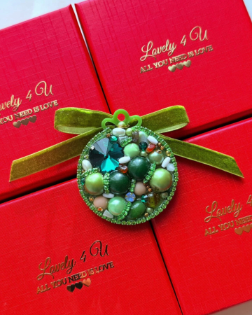 Broșă handmade unicat cu perle, pietre semiprețioase și fundă de catifea – model glob elegant Lovely 4 U [1]