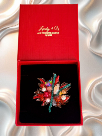 Broșă handmade  cu pietre naturale semiprețioase:coral, grnat, jasp, cameol, jad, piatra lunii  și perle Swarovski, mesaj pe verso YOU ARE BEAUTIFUL, BELIEVE IN YOURSELF [1]