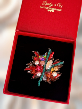 MARTIE - Mărțișor pentru o zi, eleganță pentru tot anul - Broșă handmade  cu pietre naturale semiprețioase:coral, grnat, jasp, cameol, jad, piatra lunii  și perle Swarovski, mesaj pe verso YOU ARE BEAUTIFUL, BELIEVE IN YOURSELF