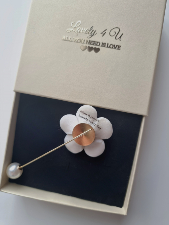 Broșă handmade floare cu perlă, ODRIDA - brosa elegantă cu perle ,  cristale biconice Swarovski, mesaj motivațional pe verso : Believe in yourself, Sparkle every day [2]