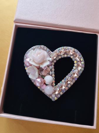 broșă inimă, broșă handmade, broșă cu perle roz, broșă elegantă, broșă statement, [2]