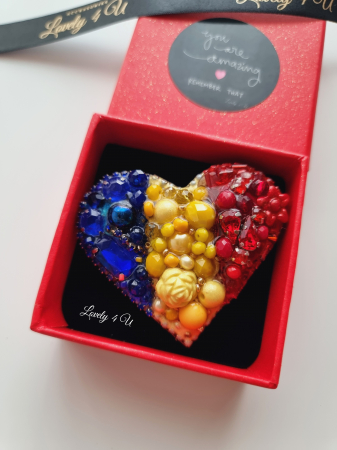 IDEI CADOURI DE CRACIUN - SET ACCESORII , BIJUTERII, BROSE PENTRU CRACIUN - Broșă inimă tricoloră - Idei cadou 1 Decembrie, accesoriu tricolor, insigna steagul romaniei, bijuterii steagul romaniei, set accesorii tricolore steagul romaniei, cercei ,  Set broșă și colier - bijuterii tricolor steagul romaniei, ziua nationala a romaniei, 1 decembrie, cadou 1 decembrie, cadou pentru doamne 1 decembrie, idei cadouri ziua nationala a romananiei, accesorii lovely 4 u, 1 decembrie accesorii