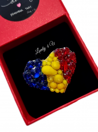 BROSE - CADOURI - BIJUTERII - Broșă inimă tricoloră - Idei cadou 1 Decembrie, accesoriu tricolor, insigna steagul romaniei, bijuterii steagul romaniei, set accesorii tricolore steagul romaniei, cercei ,  Set broșă și colier - bijuterii tricolor steagul romaniei, ziua nationala a romaniei, 1 decembrie, cadou 1 decembrie, cadou pentru doamne 1 decembrie, idei cadouri ziua nationala a romananiei, accesorii lovely 4 u, 1 decembrie accesorii