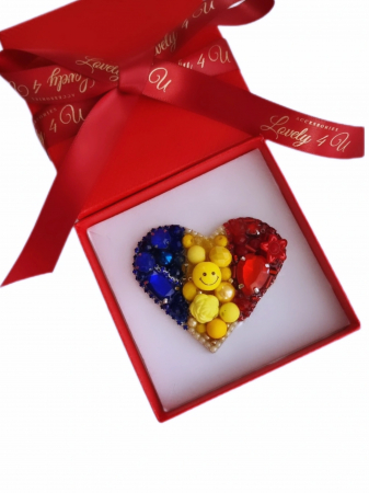 IDEI CADOURI DE CRACIUN - SET ACCESORII , BIJUTERII, BROSE PENTRU CRACIUN - Broșă inimă tricoloră - Idei cadou 1 Decembrie, accesoriu tricolor, insigna steagul romaniei, bijuterii steagul romaniei, set accesorii tricolore steagul romaniei, cercei ,  Set broșă și colier - bijuterii tricolor steagul romaniei, ziua nationala a romaniei, 1 decembrie, cadou 1 decembrie, cadou pentru doamne 1 decembrie, idei cadouri ziua nationala a romananiei, accesorii lovely 4 u, 1 decembrie accesorii