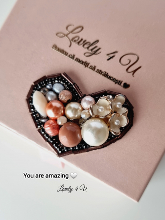 BROSA INIMIOARA,  ACCESORII INIMIOARA, Accesorii inimă Swarovski - Brosa  UNICAT handmade cu perle Swarovski, perle naturale, cristale,briolete, pietricele, mărgele, Broșa mesaj motivațional YOU ARE AMAZING, idei cadou pentru ea, broșă realizată în,Brosa inima, bijuterii inimioara, Accesorii LOVELY 4 U, CADOU MARTIE, CADOU SPECIAL, CADOU PENTRU EA, ACCESORII 2024, BIJUTERII DE LUX, CADOU SPECIAL, CADOU MAMA, [3]
