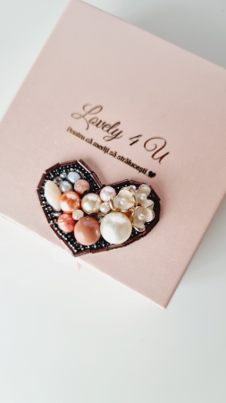 BROSA INIMIOARA,  ACCESORII INIMIOARA, Accesorii inimă Swarovski - Brosa  UNICAT handmade cu perle Swarovski, perle naturale, cristale,briolete, pietricele, mărgele, Broșa mesaj motivațional YOU ARE AMAZING, idei cadou pentru ea, broșă realizată în,Brosa inima, bijuterii inimioara, Accesorii LOVELY 4 U, CADOU MARTIE, CADOU SPECIAL, CADOU PENTRU EA, ACCESORII 2024, BIJUTERII DE LUX, CADOU SPECIAL, CADOU MAMA, [5]