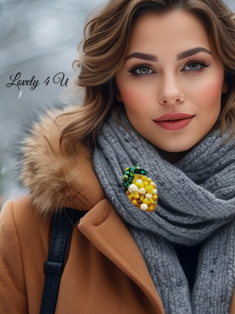 MARTIE - Mărțișor pentru o zi, eleganță pentru tot anul - Broșă lămâi, accesorii in formă de lămâi, bijuterii lămâie, broșă handmade cu perle, broșă handmade UNICAT, accesorii realizate în Romania, bijuterii galben, accesoriu cu pietre, broșă cu pietre, broșa cu perle și pietre în nuanțe de verde și galben , idei cadou pentru ea