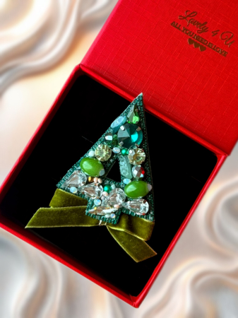 IDEI CADOURI DE CRACIUN - SET ACCESORII , BIJUTERII, BROSE PENTRU CRACIUN - Broșă LOVELY CHRISTMAS TREE - brosa eleganta handmade cu pietre semiprețioase jad, unakit, pietre, cristale- idei cadou unicat, mesaj pe verso : RADIEZI LUMINA SI FRUMUSETE, IN TINE STA TOATA  MAGIA