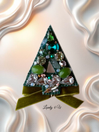 Broșă LOVELY CHRISTMAS TREE - brosa eleganta handmade cu pietre semiprețioase jad, unakit, pietre, cristale- idei cadou unicat, mesaj pe verso : RADIEZI LUMINA SI FRUMUSETE, IN TINE STA TOATA  MAGIA [2]