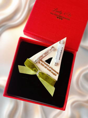 Broșă LOVELY CHRISTMAS TREE - brosa eleganta handmade cu pietre semiprețioase jad, unakit, pietre, cristale- idei cadou unicat, mesaj pe verso : RADIEZI LUMINA SI FRUMUSETE, IN TINE STA TOATA  MAGIA [5]