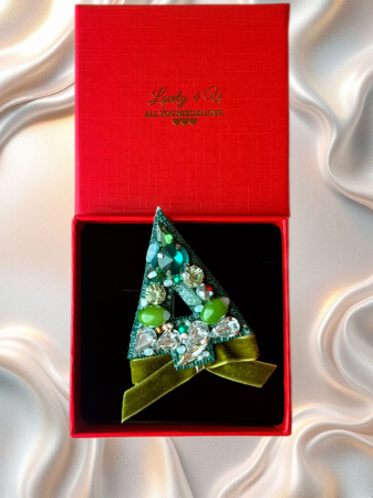 Broșă LOVELY CHRISTMAS TREE - brosa eleganta handmade cu pietre semiprețioase jad, unakit, pietre, cristale- idei cadou unicat, mesaj pe verso : RADIEZI LUMINA SI FRUMUSETE, IN TINE STA TOATA  MAGIA [4]