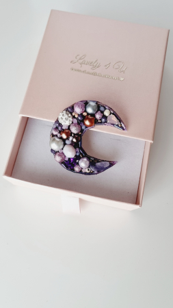 Brosa mov LUNĂ  - Broșă UNICAT handmade cu perle , pietre semiprețioase, cristale, pietricele, mesaj motivațional YOU ARE AMAZING , idei cadou pentru ea, mărțișorBROSA BRAD , ACCESORII LOVELY 4 U, accesorii lovely 4 u, cadou timisoara, brosa coroni de iarna cu pietre colorate, brose colorate, brose craciun, brose cu pietre naturale, brose handmade, brose handmade colorate de craciun, brose pietre semipretioase, cadouri copii craciun, cadouri craciun, cadouri de craciun, cadouri de craciun pentru copii, cadouri de craciun pentru fete,  BIJUTERII LOVELY 4 U, BIJUTERII ACCESORII POM DE CRĂCIUN, BROSE ELEGANTE, CADOU CRACIUN, BIJUTERII CRACIUN, BIJUTERII, BROSE, CADOU DE LUX, ACCESORII DE LUX, IDEI CADOU [3]