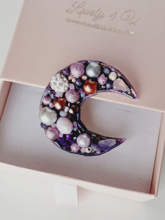 Brosa mov LUNĂ  - Broșă UNICAT handmade cu perle , pietre semiprețioase, cristale, pietricele, mesaj motivațional YOU ARE AMAZING , idei cadou pentru ea, mărțișorBROSA BRAD , ACCESORII LOVELY 4 U, accesorii lovely 4 u, cadou timisoara, brosa coroni de iarna cu pietre colorate, brose colorate, brose craciun, brose cu pietre naturale, brose handmade, brose handmade colorate de craciun, brose pietre semipretioase, cadouri copii craciun, cadouri craciun, cadouri de craciun, cadouri de craciun pentru copii, cadouri de craciun pentru fete,  BIJUTERII LOVELY 4 U, BIJUTERII ACCESORII POM DE CRĂCIUN, BROSE ELEGANTE, CADOU CRACIUN, BIJUTERII CRACIUN, BIJUTERII, BROSE, CADOU DE LUX, ACCESORII DE LUX, IDEI CADOU [1]