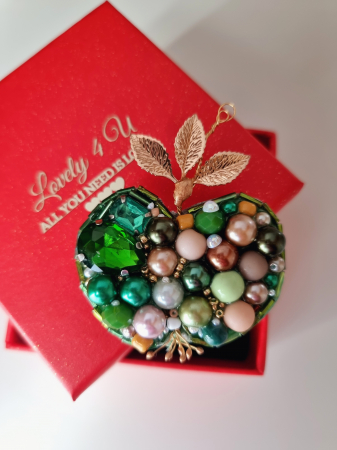 broșă măr, broșă handmade, broșă unicat, broșă elegantă, broșă cu perle, broșă cu cristale, broșă statement, broșă premium, broșă cu mesaj motivațional, broșă măr handmade, broșă sofisticată, bijuterii handmade, bijuterii unicat, broșă cu cristale verzi, broșă cu cristale roz, broșă auriu-verde, broșă de colecție, broșă lucrată manual, broșă placată cu aur, broșă frunze aurii, broșă măr cu pietre, bijuterii [2]