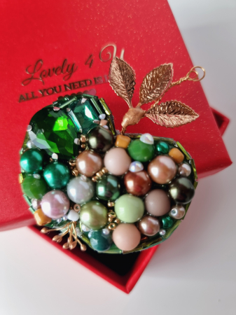 broșă măr, broșă handmade, broșă unicat, broșă elegantă, broșă cu perle, broșă cu cristale, broșă statement, broșă premium, broșă cu mesaj motivațional, broșă măr handmade, broșă sofisticată, bijuterii handmade, bijuterii unicat, broșă cu cristale verzi, broșă cu cristale roz, broșă auriu-verde, broșă de colecție, broșă lucrată manual, broșă placată cu aur, broșă frunze aurii, broșă măr cu pietre, bijuterii [4]