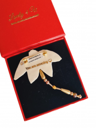 broșă Lovely 4 U, cadou de lux, accesorii elegante, broșă florală, broșă cu simbol primăvară, broșă albă cu perle, broșă delicată, broșă romantică, mărțișor elegant, mărțișor handmade, mărțișor unicat, broșă motivațională, bijuterii cu mesaj, broșă deosebită, accesorii unicat, bijuterii statement, broșă de colecție, broșă fashion. [3]